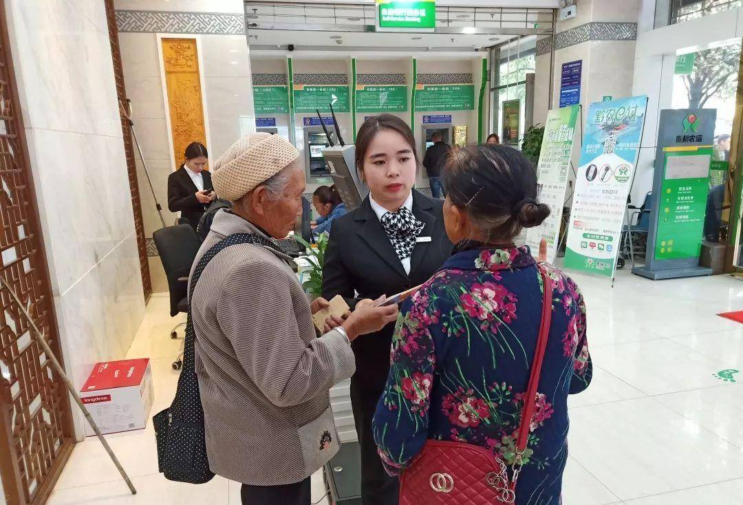 老年人在银行存钱，是存一年定期好，还是存三年以上的定期？