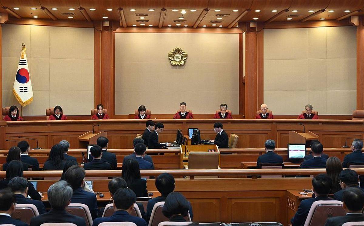 尹锡悦首张庭审照片曝光，一身西装配红领带，上次出庭曾发言93分钟