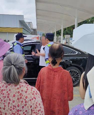 广西南宁一幼童被陌生男子抱进车内 属地派出所回应：系误会