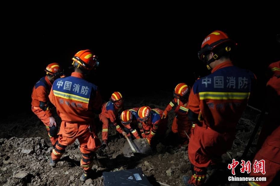 直击贵州省大方县果瓦乡山体滑坡夜间救援