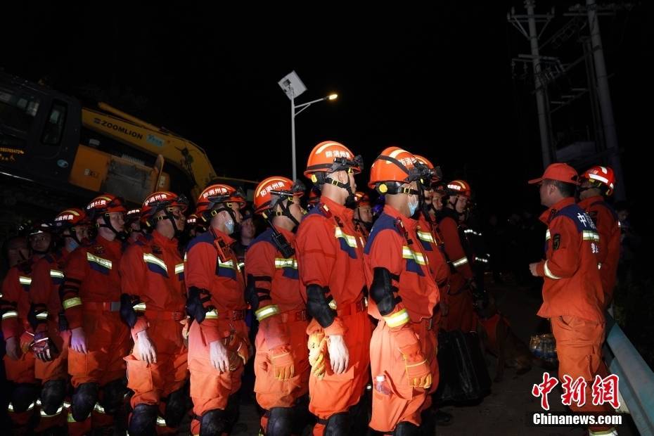 直击贵州省大方县果瓦乡山体滑坡夜间救援