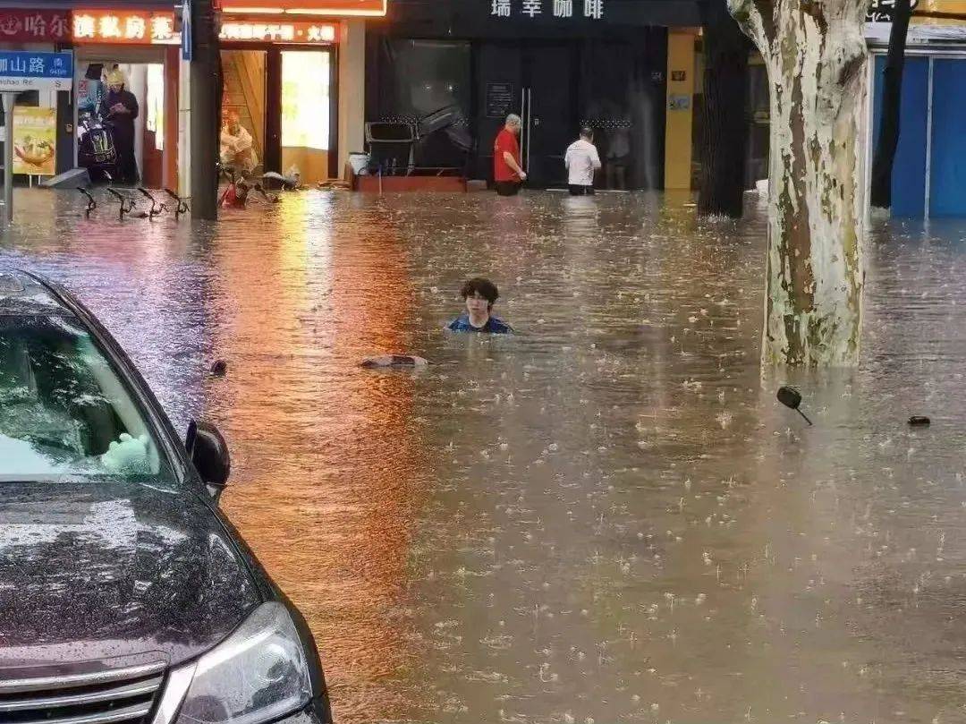 武汉发布暴雨临灾警报！武大校门被淹一米深